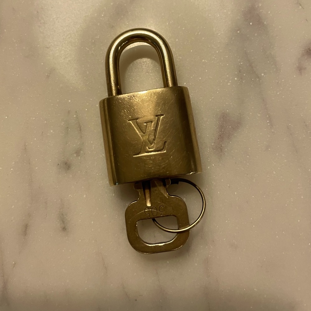 COPY - Louis Vuitton Lock & Key Number 305